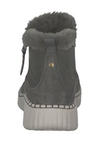 Bottine en suède gris avec doublure en fausse fourrure, bout rond et semelle en caoutchouc flexible. Elle est dotée d'une fermeture éclair sur le côté et de coutures décoratives le long de l'arête.