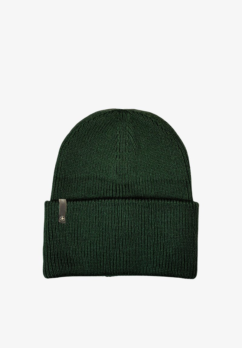 Grüner Strickmütze mit umgeschlagenem Bündchen. Verfügt über eine glatte Oberfläche, ein vertikales Rippmuster und ein kleines Metallschildchen an der Seite.