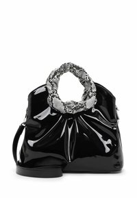 Czarna torebka z lakierowanej skóry z pomarszczonym, szaro-czarnym uchwytem, charakteryzująca się plisowanym wzorem oraz odczepianym paskiem na ramię.