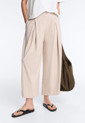 OYSHO, WIDE-LEG CROP TROUSERS WITH PLEATS AND STRIPES - Pantalon classique - beige