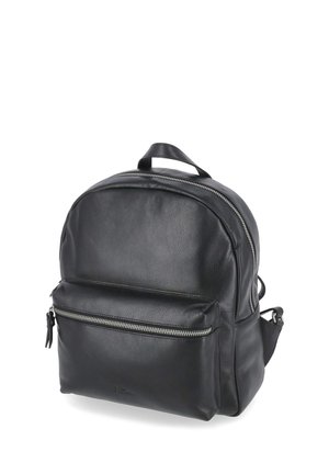 Sac à dos en cuir noir avec poche zippée à l'avant, poignée supérieure et fermeture éclair du compartiment principal sur fond blanc.