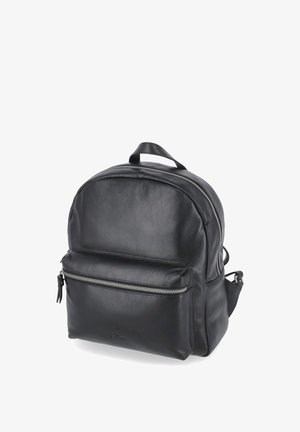 Czarny skórzany plecak z przednią kieszenią na zamek, górnym uchwytem i zamkiem głównej komory na białym tle.