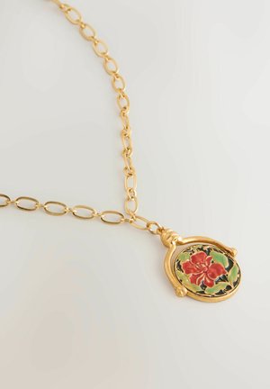 Goldene Halskette mit rundem Anhänger, der ein florales Design in Rot und Grün auf schwarzem Hintergrund zeigt. Glatte Textur, elegante Form.