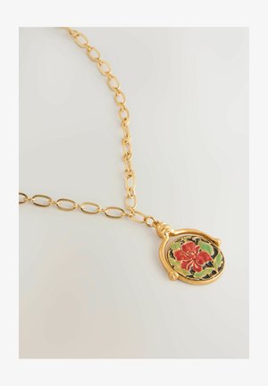 Goldene Halskette mit rundem Anhänger, der ein florales Design in Rot und Grün auf schwarzem Hintergrund zeigt. Glatte Textur, elegante Form.