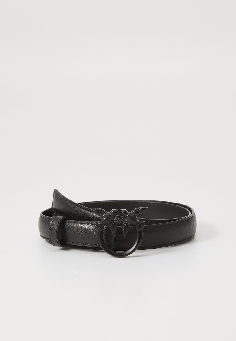 Cinto de couro preto com uma fivela circular decorada com dois acentos de pássaros, textura suave e costura cuidadosa ao longo das bordas.