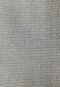 Graues Textil mit einem fein gewebten Karomuster, das verschiedene Grautöne und eine weiche, strukturierte Oberfläche aufweist.