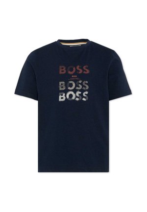 T-shirt blu navy a manica corta con tre loghi "BOSS" in marrone, beige e bianco sporco sul petto in un design sovrapposto.