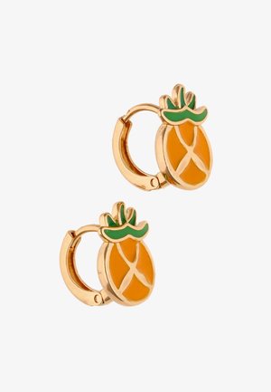 Guld øreringe i hoop-stil med orange emaljerede ananasfrugter og grønne blade som dekorative vedhæng.