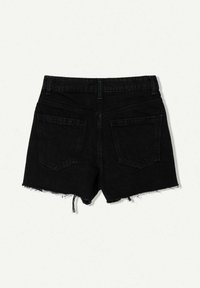 Svarta denimshorts har en fransad nederkant, två bakfickor och hög midja. Tyget har en jämn textur och en klassisk silhuett.