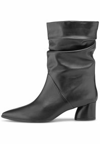 Černá kožená kotníková bota se sklopeným svrškem, špičatou špičkou a nízkým blokovým podpatkem. Působí hladkým povrchem a minimalistickým designem.