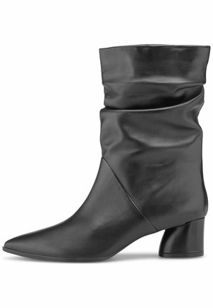 Bottines en cuir noir avec un upper décontracté, bout pointu et un petit talon carré. Présente une texture lisse et un design minimaliste.
