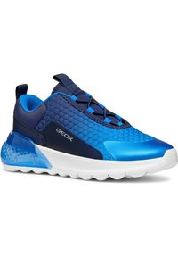 Zapatillas deportivas en azul y marino con un patrón hexagonal, suela blanca, marca GEOX, tiradores y soporte en el talón translúcido.