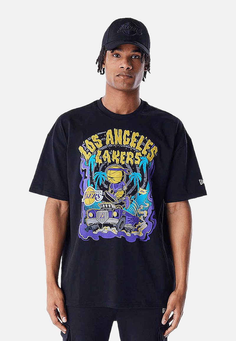 T-shirt noir à manches courtes avec un graphique des Los Angeles Lakers, présentant des détails colorés, y compris une voiture et des palmiers. En matériau coton doux.