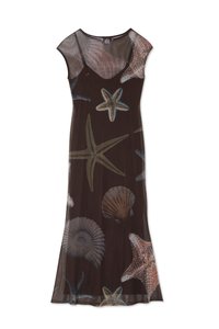 Vestido longo preto com uma sobreposição transparente com padrões impressos de estrelas-do-mar e conchas em cores suaves. Mangas curtas e design fluido.