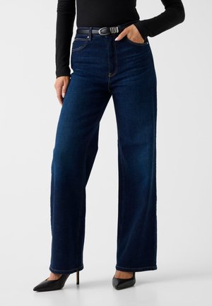 MIT WEITEM - Jeans Straight Leg - dunkelblau