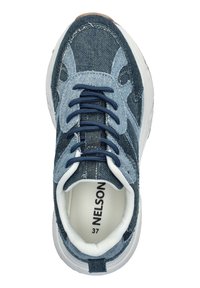 Denim sneakers met een blauwe wassing, witte accenten, een gevoerde kraag en een gestructureerde rubberen zool. Donkerblauwe veters maken het ontwerp af.