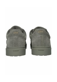 Par de zapatillas de ante gris con suelas de goma gruesas, costuras visibles y la marca "BLACKSTONE" en el talón y en el cuello trasero.