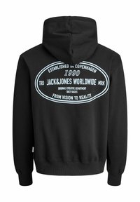 Sudadera negra con capucha levantada, que presenta un logo ovalado blanco en la parte posterior que dice "Jack & Jones Worldwide 1990" y texto relacionado.