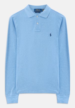 Camisa polo de manga larga azul claro con dos botones, puños acanalados, cuello y logo de Ralph Lauren en color marino en el lado izquierdo del pecho.