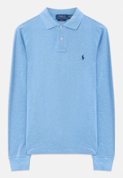 Lyseblå langermet polo skjorte med to knapper, ribbestrikkede mansjetter, krage og marineblå Ralph Lauren-logo på venstre bryst.