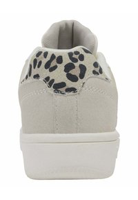 Světlé šedé semišové tenisky s texturovaným zadním dílem, který zdobí černo-bežový leopardí vzor. Bílá gumová podešev s minimálními švy.