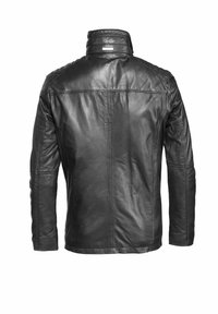 Schwarze Lederjacke mit hohem Kragen, gesteppten Schulterdetails und geripptem Stoff an den Ärmeln. Sauberes Design ohne sichtbare Logos.