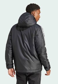 adidas Sportswear ESSENTIALS 3-STRIPES INSULATED HOODED - Zimná bunda - black