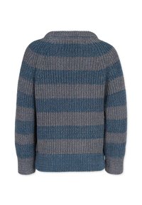 Randig stickad tröja i nyanser av grått och blått, med en ribbad textur, rund halsringning och långa ärmar.