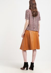 Baum und Pferdgarten Blus - dark red