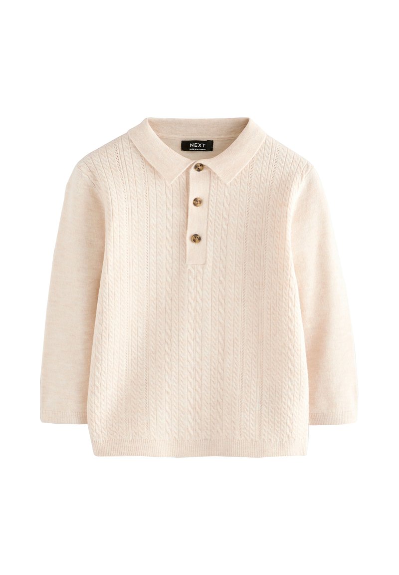 Maglione lavorato a maglia color beige chiaro con maniche lunghe, colletto e chiusura con tre bottoni. Presenta un motivo a trecce in rilievo su tutta la superficie.