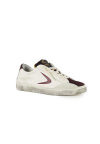 Scarpa sportiva bianca con accenti bordeaux, suola in gomma testurizzata, dettagli perforati e logo sulla linguetta imbottita. Aspetto leggermente usurato.