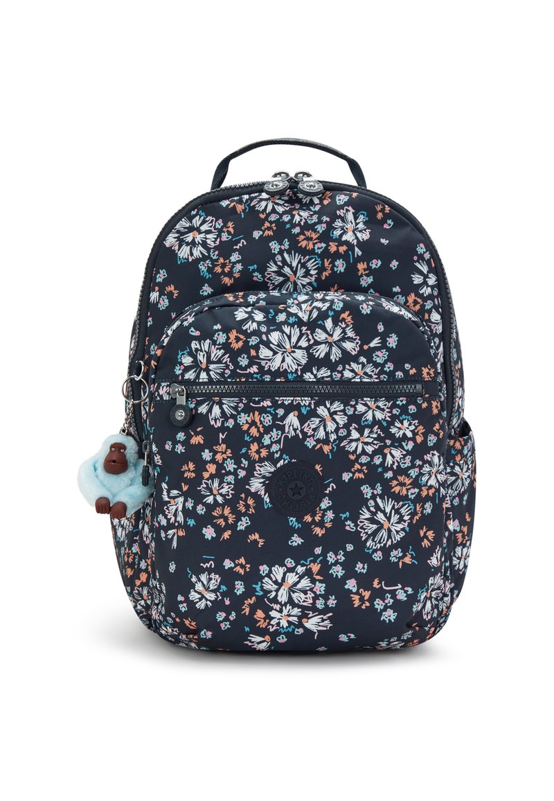 Mochila de tela azul con estampado floral que presenta varios patrones de flores, un bolsillo frontal con cremallera, y un llavero de gorila azul como acento.