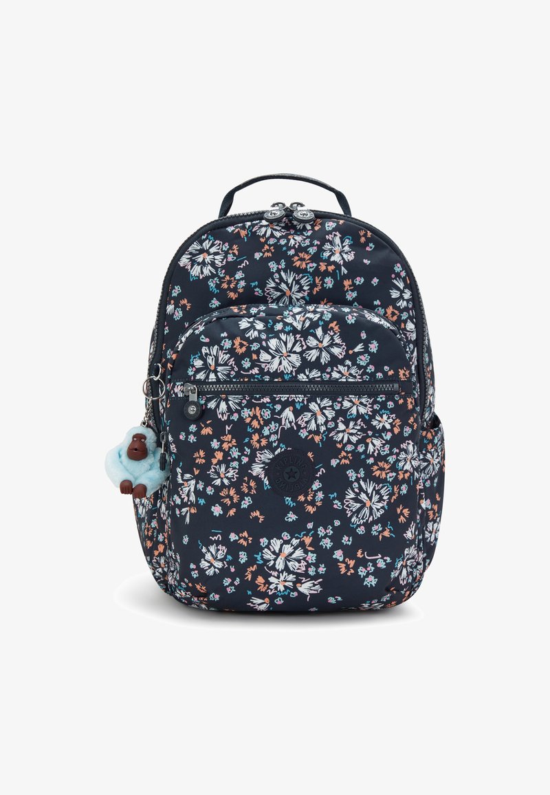 Mochila de tela azul con estampado floral que presenta varios patrones de flores, un bolsillo frontal con cremallera, y un llavero de gorila azul como acento.