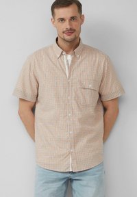 Kort sweatshirt met korte mouwen in oranje en blauwe tinten, met een button-down kraag en een borstzak, gemaakt van lichtgewicht stof.