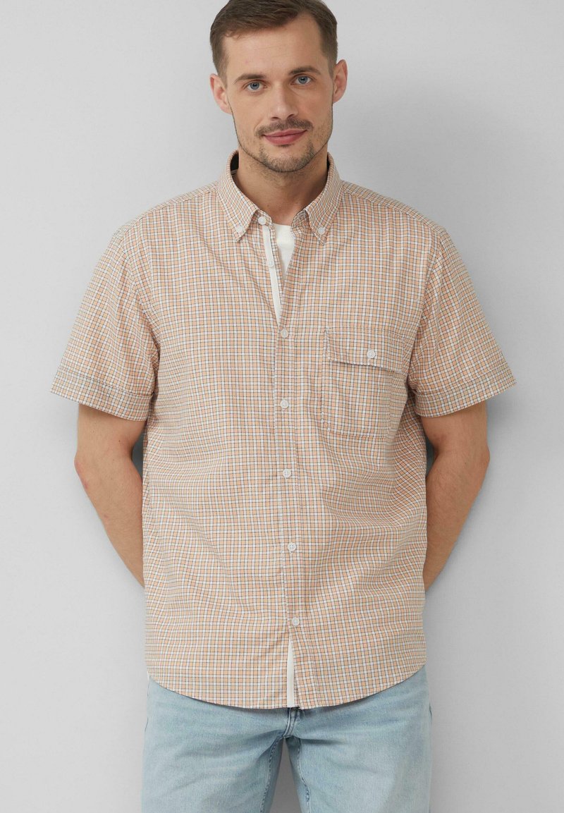Kort sweatshirt met korte mouwen in oranje en blauwe tinten, met een button-down kraag en een borstzak, gemaakt van lichtgewicht stof.