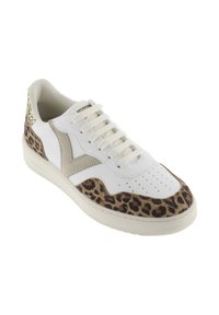Baskets blanches avec des accents en imprimé léopard, des détails en suède beige et une semelle texturée. Présente un système de laçage et des trous de ventilation perforés.