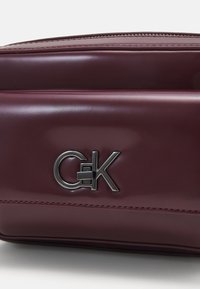 Calvin Klein RE-LOCK CAMERA BAG - Bandolera - oxblood