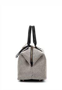 Borsa in tessuto a righe con accenti in pelle nera, chiusura superiore con zip, due manici rotondi e hardware in tono dorato. Base robusta per stabilità.