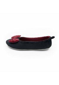 Ballerines en velours noir avec un accent de nœud en tissu bordeaux, bout rond et doublure douce. Semelle plate avec un petit talon et une boucle à l'arrière.