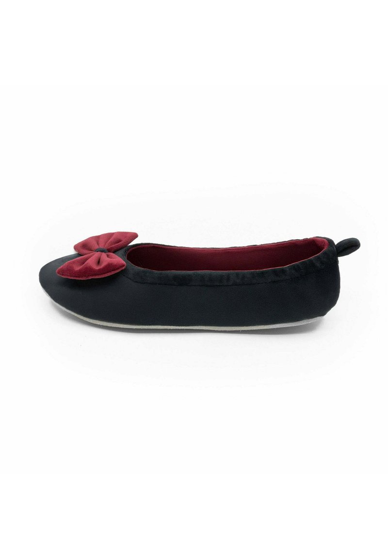 Ballerines en velours noir avec un accent de nœud en tissu bordeaux, bout rond et doublure douce. Semelle plate avec un petit talon et une boucle à l'arrière.
