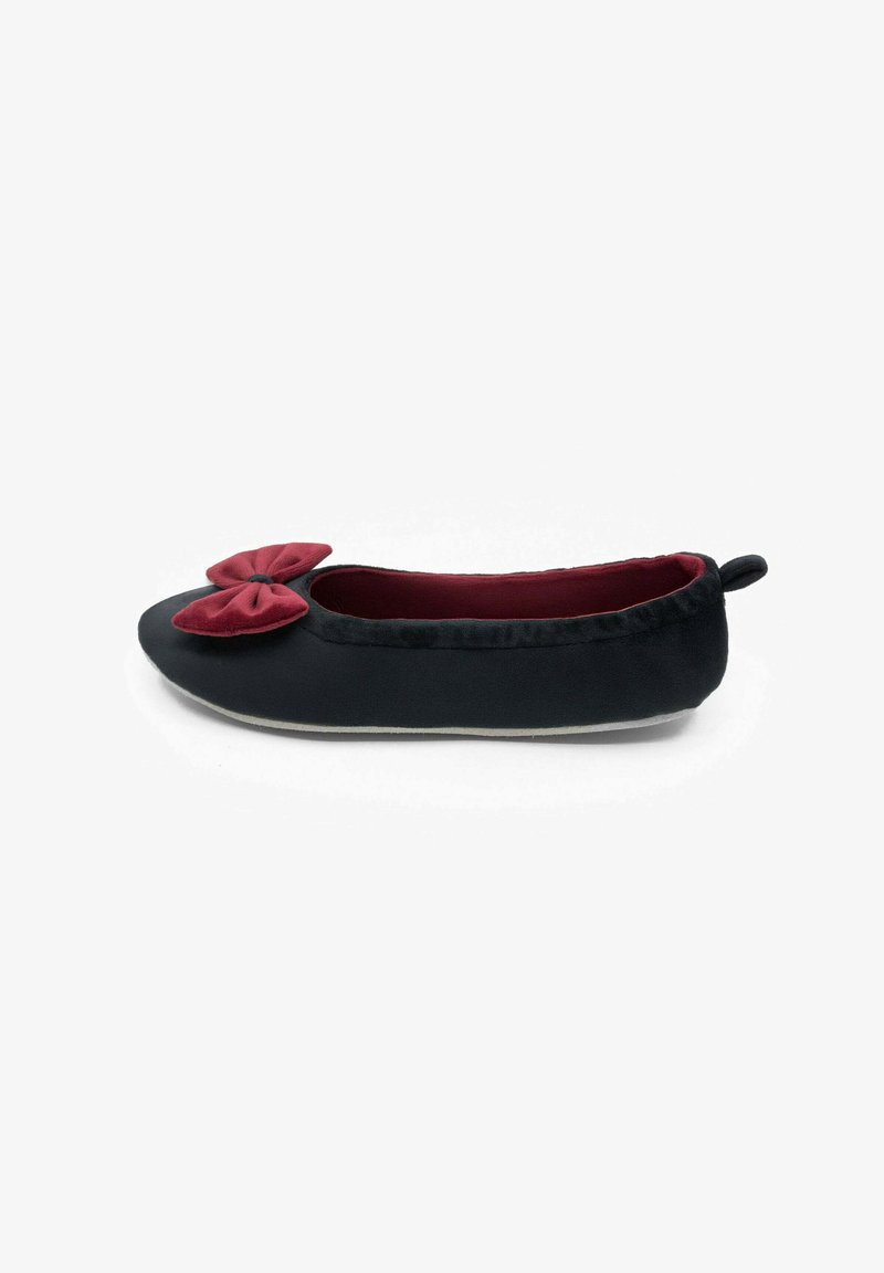 Ballerines en velours noir avec un accent de nœud en tissu bordeaux, bout rond et doublure douce. Semelle plate avec un petit talon et une boucle à l'arrière.