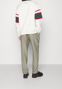 Filling Pieces Sweatshirt - off-white