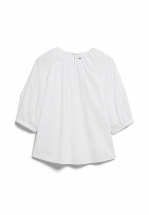 Weiße, locker sitzende Bluse mit dreiviertellangen Puffärmeln, gerafftem Rundhalsausschnitt und einem kleinen Knopfverschluss auf der Rückseite.