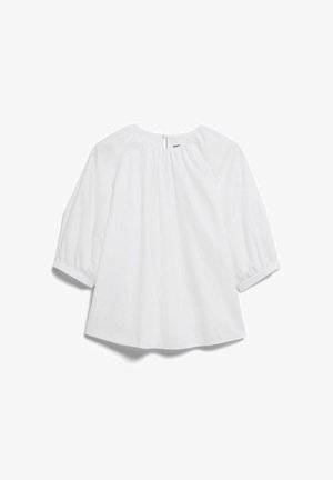 Blouse blanche ample avec manches bouffantes trois-quarts, encolure ronde froncée et petite fermeture à bouton au dos.