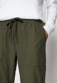 Athleta FARALLON - Calças de fato de treino - aspen olive