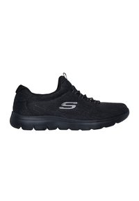 Baskets de sport noires avec une tige en mesh texturé, un design à lacets et une semelle rembourrée. Présente un logo argenté sur le côté.