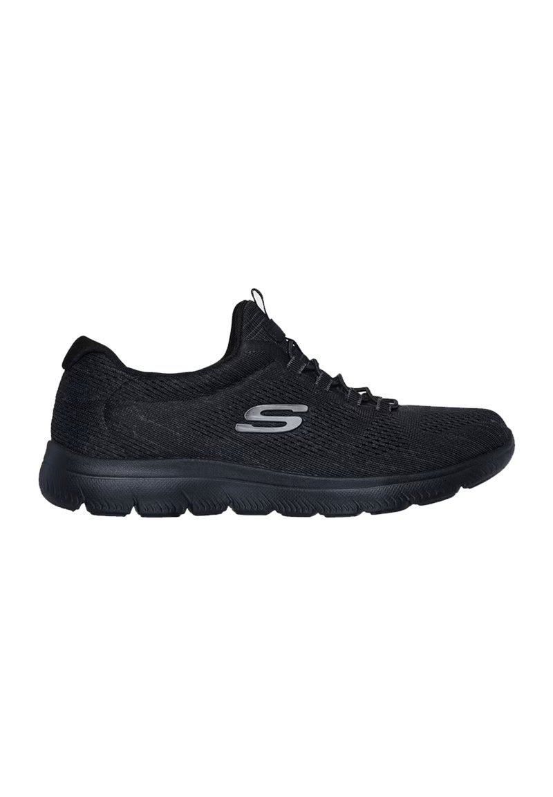 Baskets de sport noires avec une tige en mesh texturé, un design à lacets et une semelle rembourrée. Présente un logo argenté sur le côté.