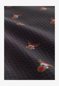 Selectat, burgundy red