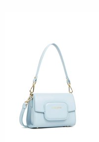 Borsa a mano in pelle azzurro chiaro con accessori dorati, forma rettangolare, tracolla rimovibile e parte anteriore con pattina decorativa.