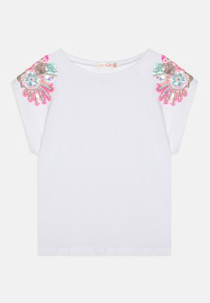 Biała koszulka z krótkim rękawem z kolorowymi zdobieniami z cekinów na ramionach w odcieniach różu, srebra i niebieskiego. Wykonana z miękkiej bawełny.